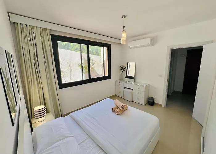 Апартаменты Peaks -g Cribs One Bedroom Pool View